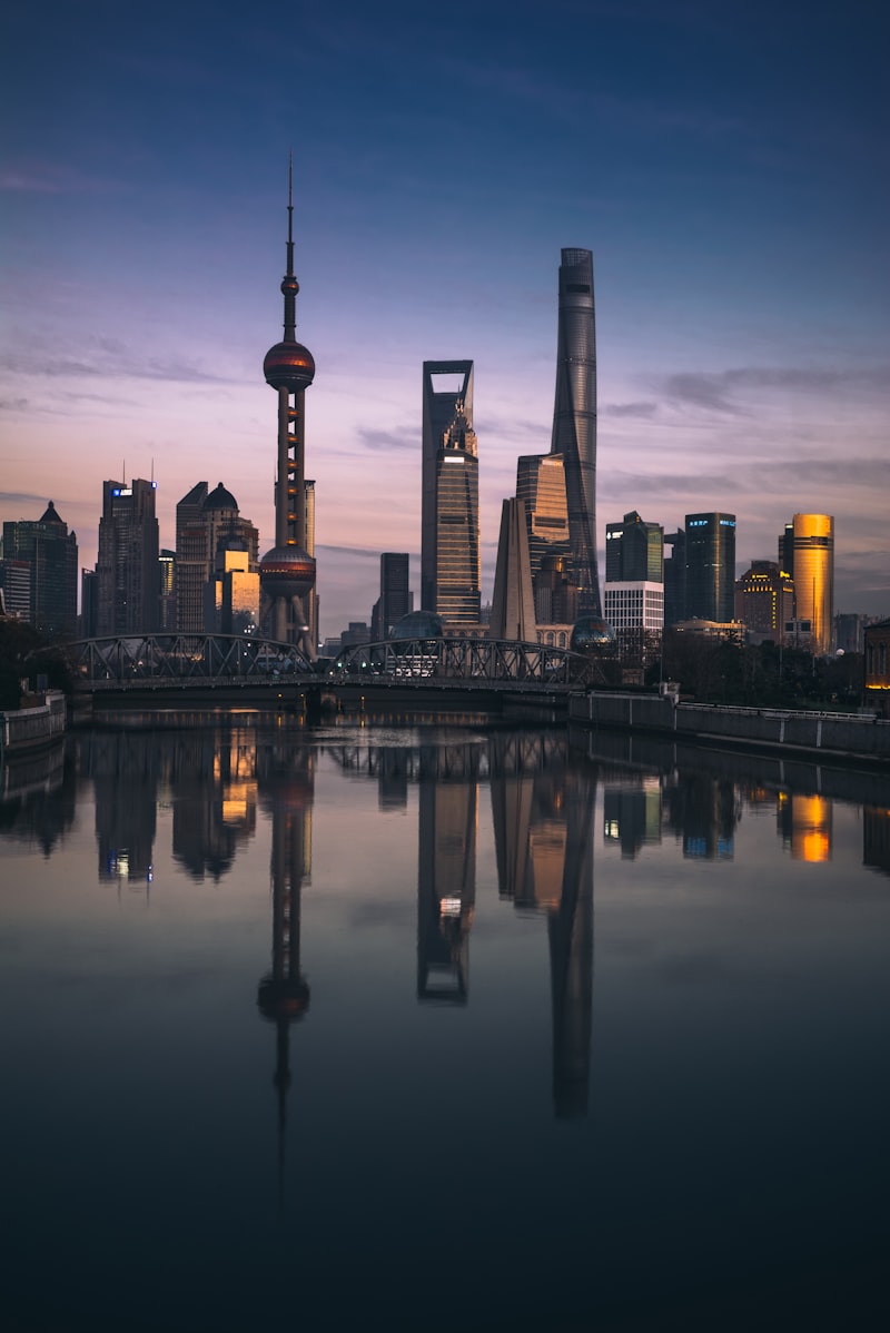 Torre Oriental Pearl à beira do rio em Xangai, China