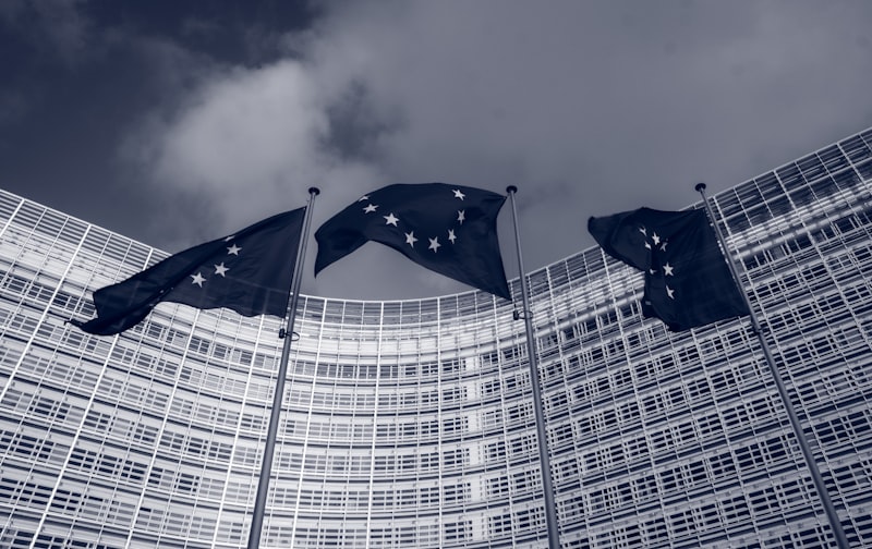 Bandeiras da União Europeia em frente ao prédio da Comissão Europeia em Bruxelas