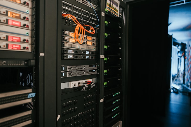 Corredor de servidores em data center — infraestrutura de IA