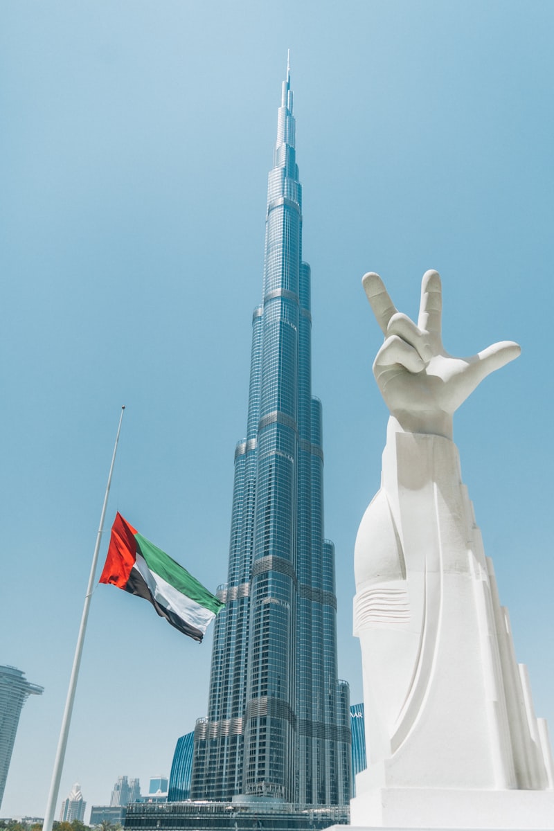 Monumento e skyline moderno de Dubai, Emirados Árabes Unidos